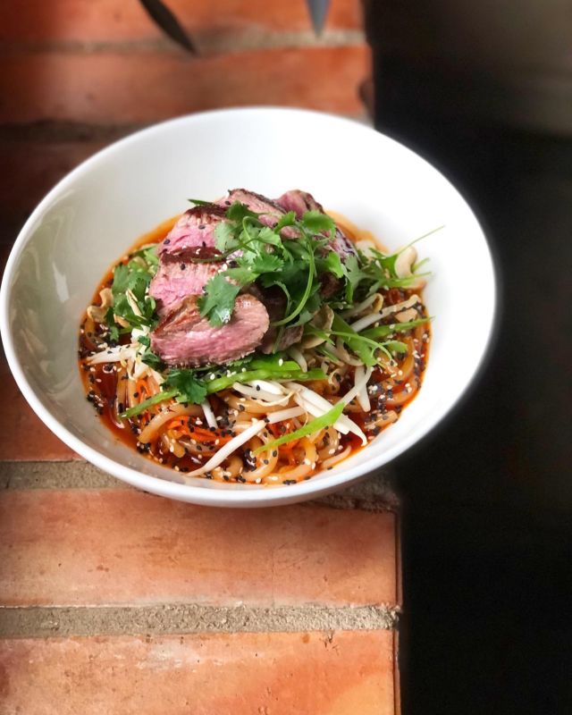 Udon z polędwicą wołową to jedno z Waszych ulubionych dań z obecnej karty STREET FOOD 🥢 Polecamy również z krewetkami lub z tofu 🫶🏽